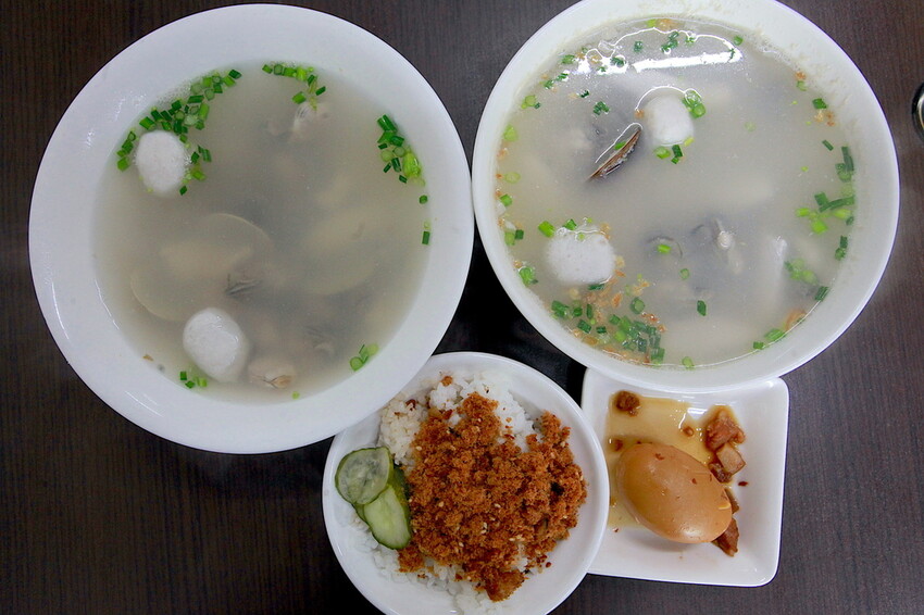 台南市北區吃。台南｜北區。「北成虱目魚粥」台南最好喝的虱目魚湯湯底，無添加味素長時間熬煮出濃醇香的湯頭「北成虱