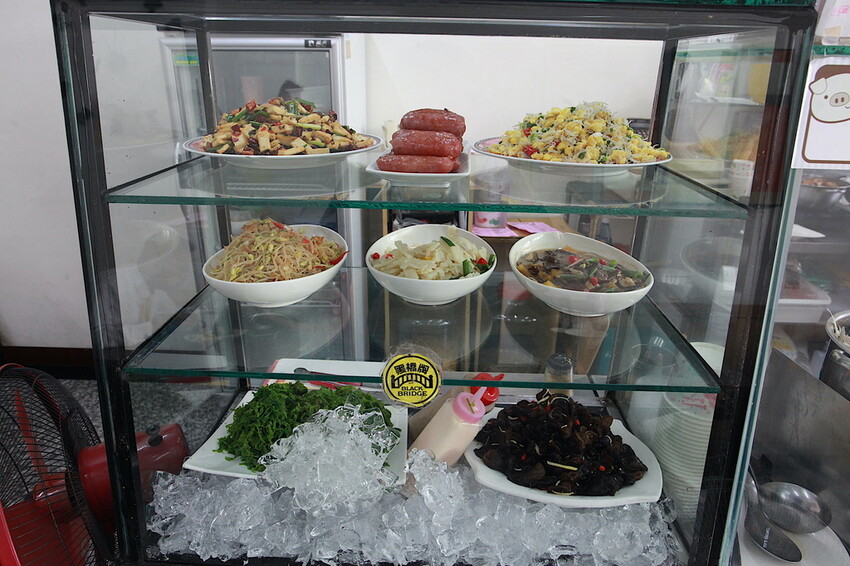 台南市北區吃。台南｜北區。「北成虱目魚粥」台南最好喝的虱目魚湯湯底，無添加味素長時間熬煮出濃醇香的湯頭「北成虱