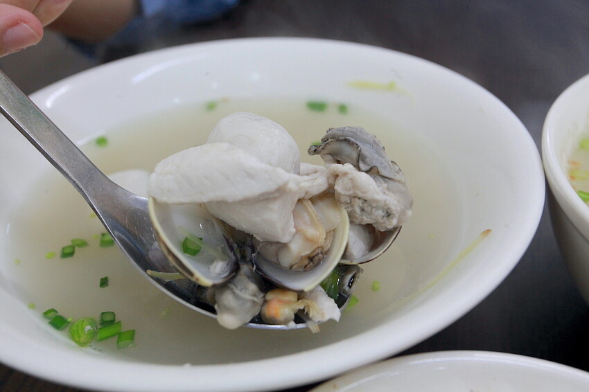 台南市北區吃。台南｜北區。「北成虱目魚粥」台南最好喝的虱目魚湯湯底，無添加味素長時間熬煮出濃醇香的湯頭「北成虱