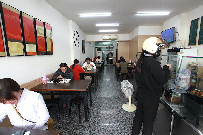 台南市北區吃。台南｜北區。「北成虱目魚粥」台南最好喝的虱目魚湯湯底，無添加味素長時間熬煮出濃醇香的湯頭「北成虱