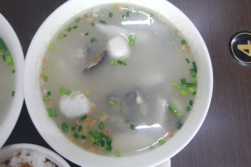 台南市北區吃。台南｜北區。「北成虱目魚粥」台南最好喝的虱目魚湯湯底，無添加味素長時間熬煮出濃醇香的湯頭「北成虱