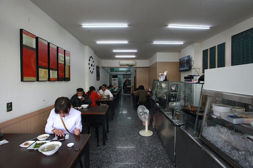 台南市北區吃。台南｜北區。「北成虱目魚粥」台南最好喝的虱目魚湯湯底，無添加味素長時間熬煮出濃醇香的湯頭「北成虱