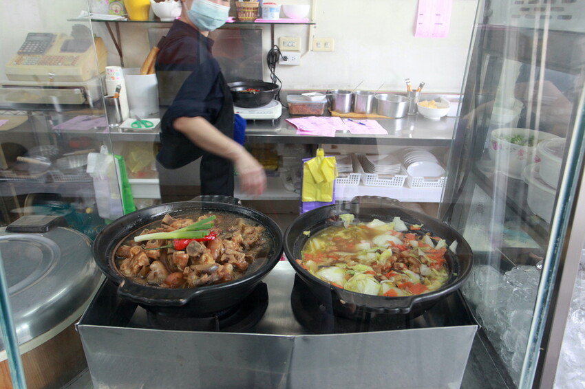 台南市北區吃。台南｜北區。「北成虱目魚粥」台南最好喝的虱目魚湯湯底，無添加味素長時間熬煮出濃醇香的湯頭「北成虱