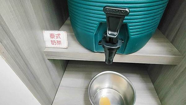 台北市中山區銀魚泰國料理|超佛心價泰式料理100元,白飯、泰式奶茶、椰漿西米露無限量吃到飽