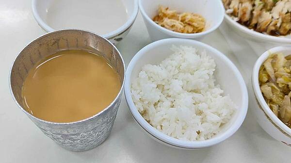 台北市中山區銀魚泰國料理|超佛心價泰式料理100元,白飯、泰式奶茶、椰漿西米露無限量吃到飽