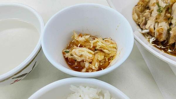 台北市中山區銀魚泰國料理|超佛心價泰式料理100元,白飯、泰式奶茶、椰漿西米露無限量吃到飽