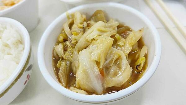 台北市中山區銀魚泰國料理|超佛心價泰式料理100元,白飯、泰式奶茶、椰漿西米露無限量吃到飽