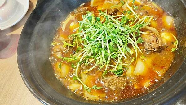 台北市中山區銀魚泰國料理|超佛心價泰式料理100元,白飯、泰式奶茶、椰漿西米露無限量吃到飽