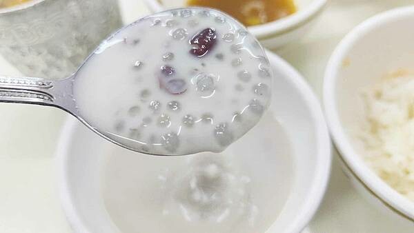 台北市中山區銀魚泰國料理|超佛心價泰式料理100元,白飯、泰式奶茶、椰漿西米露無限量吃到飽