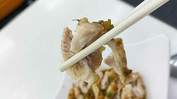 台北市中山區銀魚泰國料理|超佛心價泰式料理100元,白飯、泰式奶茶、椰漿西米露無限量吃到飽