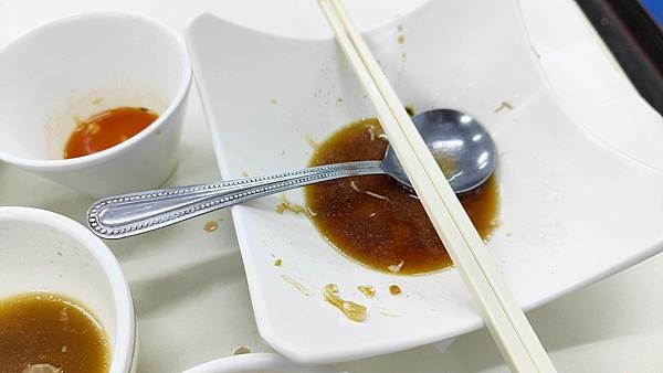 台北市中山區銀魚泰國料理|超佛心價泰式料理100元,白飯、泰式奶茶、椰漿西米露無限量吃到飽