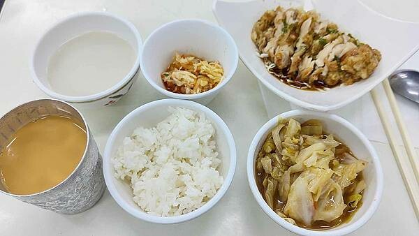 台北市中山區銀魚泰國料理|超佛心價泰式料理100元,白飯、泰式奶茶、椰漿西米露無限量吃到飽