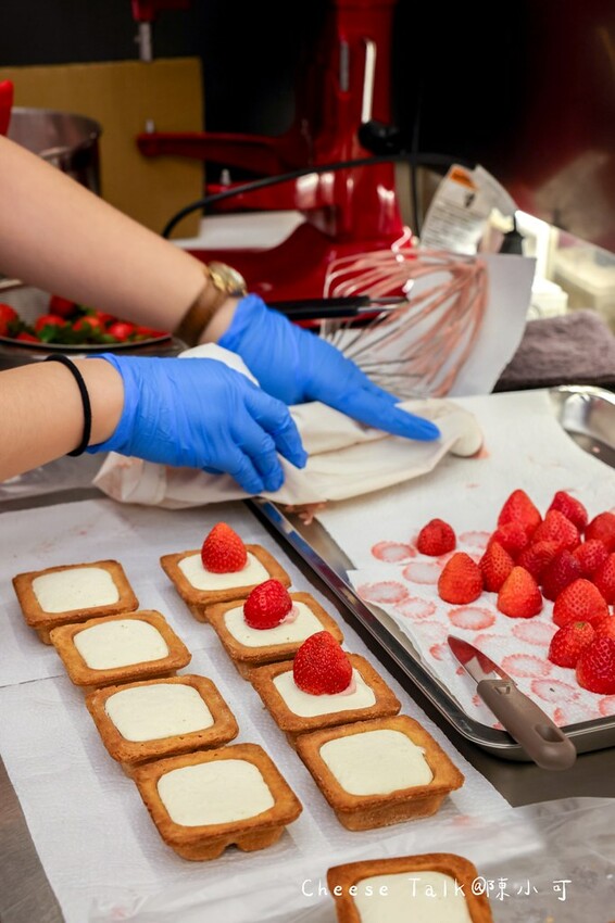 全台首賣爆紅的甜點來台北快閃囉!現做雪藏草莓芝士燒推薦,還有粉嫩可愛的北海道生乳達茲必買!