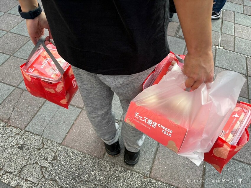 全台首賣爆紅的甜點來台北快閃囉!現做雪藏草莓芝士燒推薦,還有粉嫩可愛的北海道生乳達茲必買!