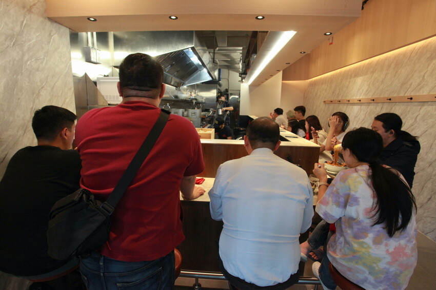 高雄市左營區吃。高雄美食|左營區。「火山湯海」新店報報!!!拉麵廚藝源自日本東京神田鬼金棒台灣分店,獨特濃厚系麻辣