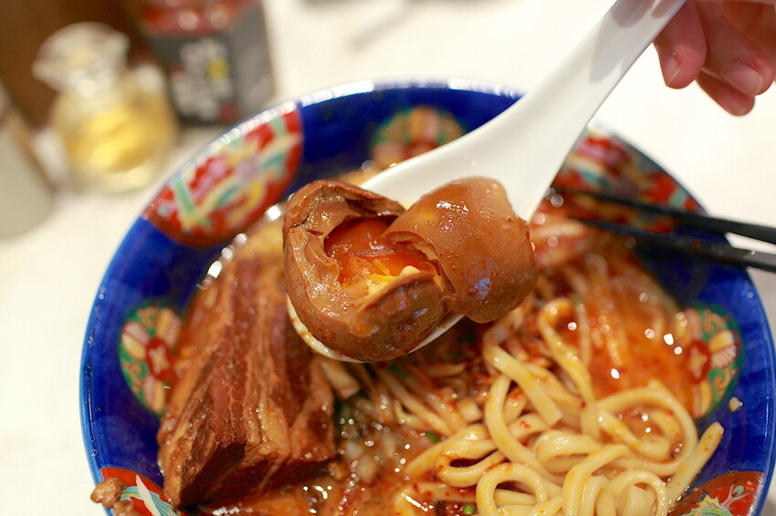 高雄市左營區吃。高雄美食|左營區。「火山湯海」新店報報!!!拉麵廚藝源自日本東京神田鬼金棒台灣分店,獨特濃厚系麻辣