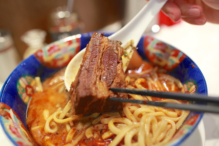 高雄市左營區吃。高雄美食|左營區。「火山湯海」新店報報!!!拉麵廚藝源自日本東京神田鬼金棒台灣分店,獨特濃厚系麻辣