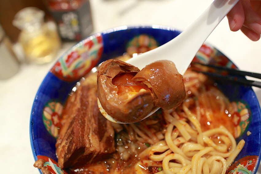 高雄市左營區吃。高雄美食|左營區。「火山湯海」新店報報!!!拉麵廚藝源自日本東京神田鬼金棒台灣分店,獨特濃厚系麻辣