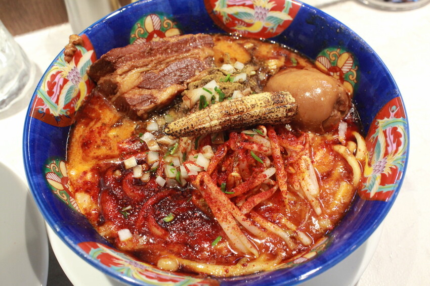 高雄市左營區吃。高雄美食|左營區。「火山湯海」新店報報!!!拉麵廚藝源自日本東京神田鬼金棒台灣分店,獨特濃厚系麻辣