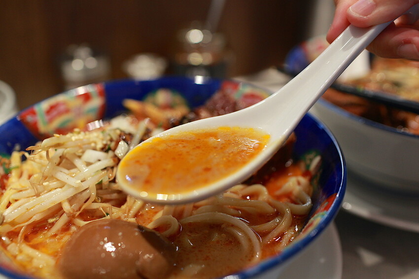 高雄市左營區吃。高雄美食|左營區。「火山湯海」新店報報!!!拉麵廚藝源自日本東京神田鬼金棒台灣分店,獨特濃厚系麻辣