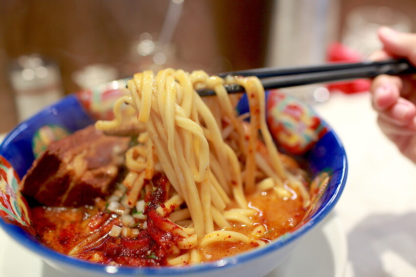 高雄市左營區吃。高雄美食|左營區。「火山湯海」新店報報!!!拉麵廚藝源自日本東京神田鬼金棒台灣分店,獨特濃厚系麻辣