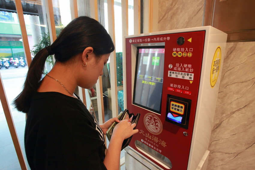 高雄市左營區吃。高雄美食|左營區。「火山湯海」新店報報!!!拉麵廚藝源自日本東京神田鬼金棒台灣分店,獨特濃厚系麻辣