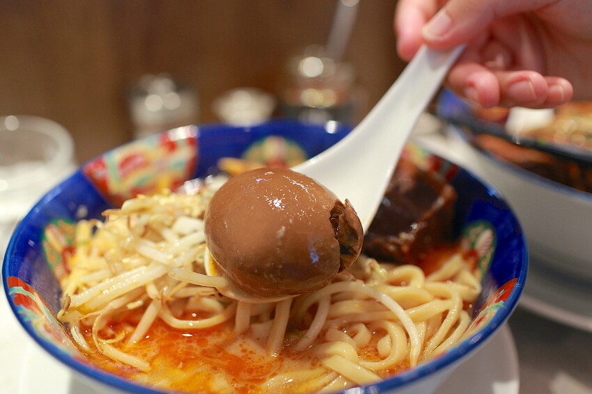 高雄市左營區吃。高雄美食|左營區。「火山湯海」新店報報!!!拉麵廚藝源自日本東京神田鬼金棒台灣分店,獨特濃厚系麻辣