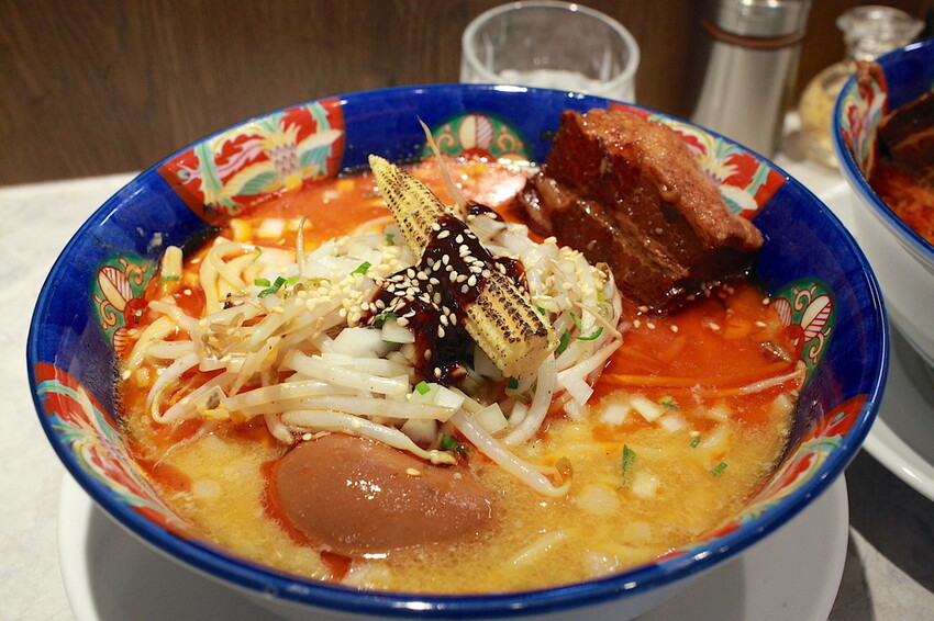 高雄市左營區吃。高雄美食|左營區。「火山湯海」新店報報!!!拉麵廚藝源自日本東京神田鬼金棒台灣分店,獨特濃厚系麻辣