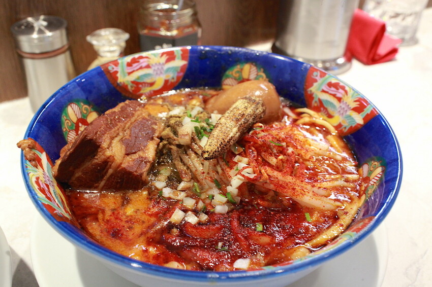 高雄市左營區吃。高雄美食|左營區。「火山湯海」新店報報!!!拉麵廚藝源自日本東京神田鬼金棒台灣分店,獨特濃厚系麻辣