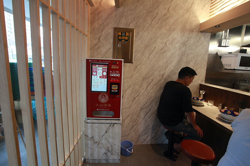 高雄市左營區吃。高雄美食|左營區。「火山湯海」新店報報!!!拉麵廚藝源自日本東京神田鬼金棒台灣分店,獨特濃厚系麻辣