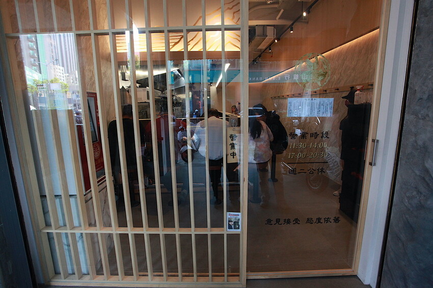 高雄市左營區吃。高雄美食|左營區。「火山湯海」新店報報!!!拉麵廚藝源自日本東京神田鬼金棒台灣分店,獨特濃厚系麻辣