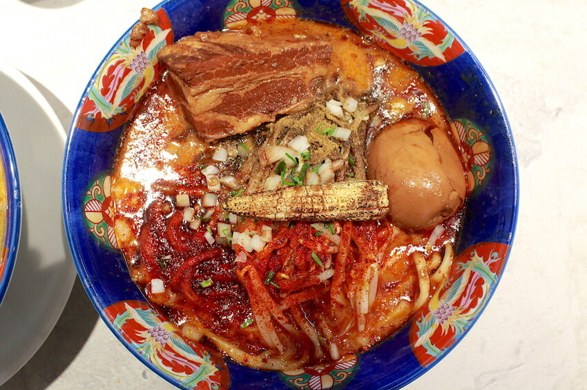 高雄市左營區吃。高雄美食|左營區。「火山湯海」新店報報!!!拉麵廚藝源自日本東京神田鬼金棒台灣分店,獨特濃厚系麻辣