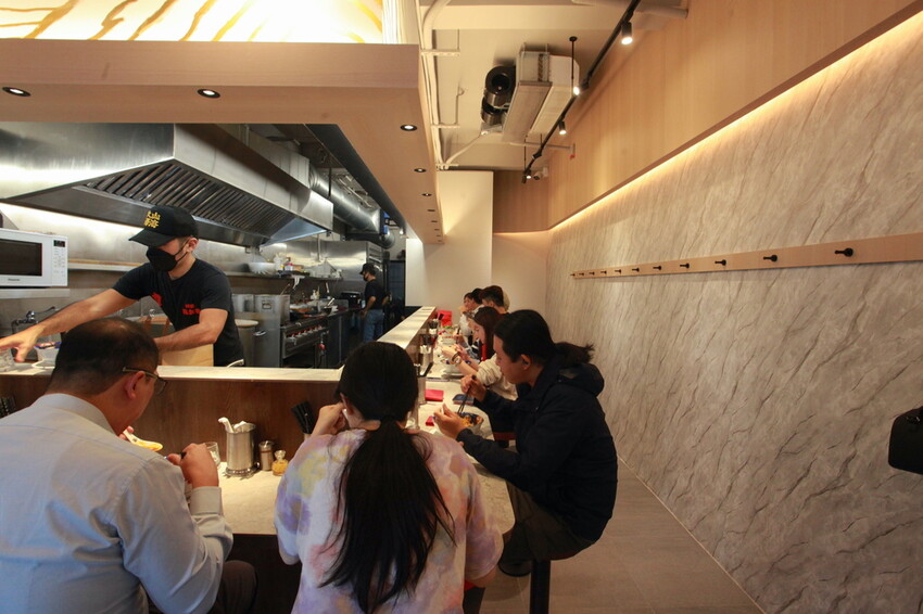 高雄市左營區吃。高雄美食|左營區。「火山湯海」新店報報!!!拉麵廚藝源自日本東京神田鬼金棒台灣分店,獨特濃厚系麻辣
