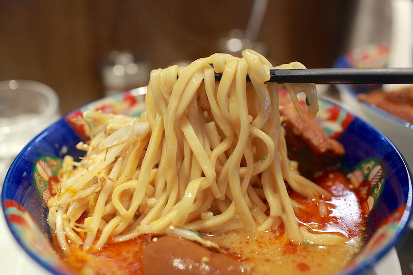 高雄市左營區吃。高雄美食|左營區。「火山湯海」新店報報!!!拉麵廚藝源自日本東京神田鬼金棒台灣分店,獨特濃厚系麻辣