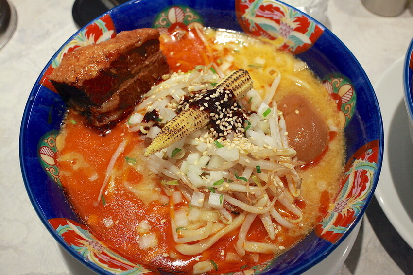 高雄市左營區吃。高雄美食|左營區。「火山湯海」新店報報!!!拉麵廚藝源自日本東京神田鬼金棒台灣分店,獨特濃厚系麻辣