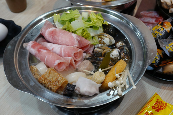 新北市蘆洲區便當價就能享用豐盛自助吧的長興路逸小鍋鍋の物,160元起自助吧吃到飽,肉片買一送一、點鍋送20元小菜折價卷