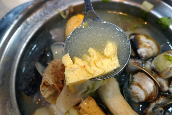 新北市蘆洲區便當價就能享用豐盛自助吧的長興路逸小鍋鍋の物,160元起自助吧吃到飽,肉片買一送一、點鍋送20元小菜折價卷