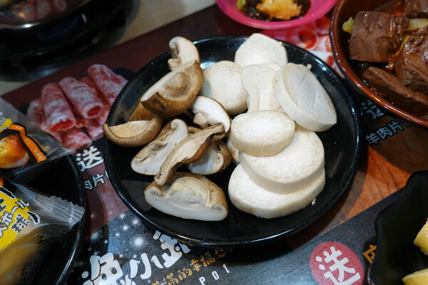 新北市蘆洲區便當價就能享用豐盛自助吧的長興路逸小鍋鍋の物,160元起自助吧吃到飽,肉片買一送一、點鍋送20元小菜折價卷