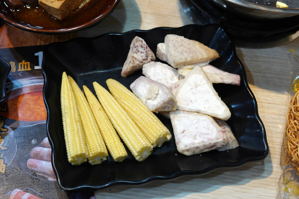 新北市蘆洲區便當價就能享用豐盛自助吧的長興路逸小鍋鍋の物,160元起自助吧吃到飽,肉片買一送一、點鍋送20元小菜折價卷