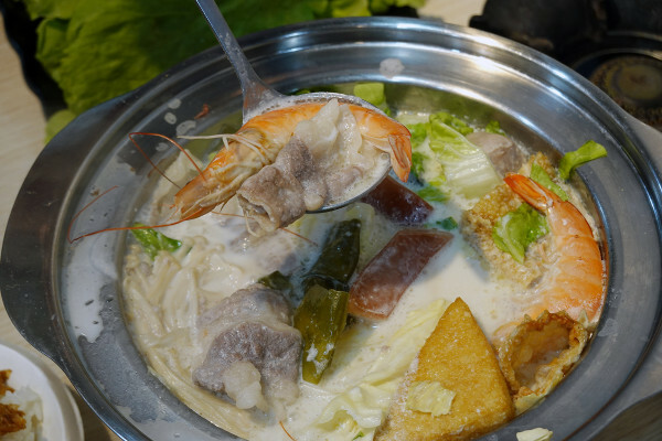 新北市蘆洲區便當價就能享用豐盛自助吧的長興路逸小鍋鍋の物,160元起自助吧吃到飽,肉片買一送一、點鍋送20元小菜折價卷