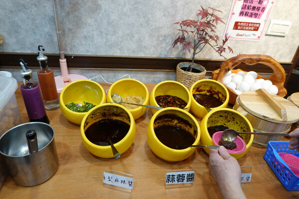 新北市蘆洲區便當價就能享用豐盛自助吧的長興路逸小鍋鍋の物,160元起自助吧吃到飽,肉片買一送一、點鍋送20元小菜折價卷