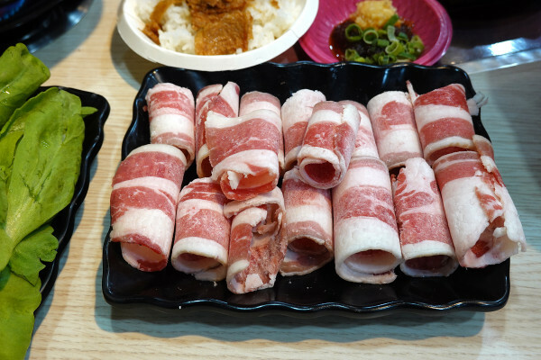 新北市蘆洲區便當價就能享用豐盛自助吧的長興路逸小鍋鍋の物,160元起自助吧吃到飽,肉片買一送一、點鍋送20元小菜折價卷