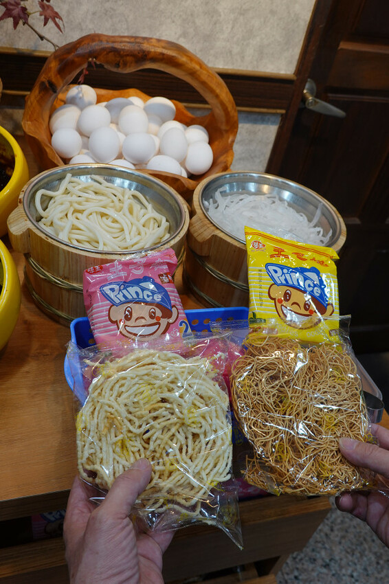 新北市蘆洲區便當價就能享用豐盛自助吧的長興路逸小鍋鍋の物,160元起自助吧吃到飽,肉片買一送一、點鍋送20元小菜折價卷