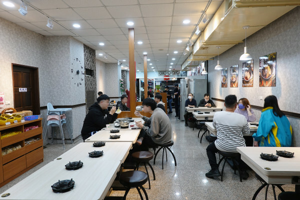 新北市蘆洲區便當價就能享用豐盛自助吧的長興路逸小鍋鍋の物,160元起自助吧吃到飽,肉片買一送一、點鍋送20元小菜折價卷