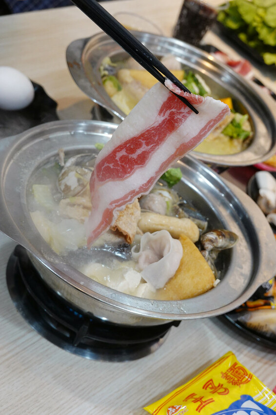 新北市蘆洲區便當價就能享用豐盛自助吧的長興路逸小鍋鍋の物,160元起自助吧吃到飽,肉片買一送一、點鍋送20元小菜折價卷