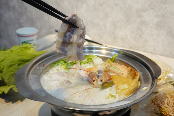 新北市蘆洲區便當價就能享用豐盛自助吧的長興路逸小鍋鍋の物,160元起自助吧吃到飽,肉片買一送一、點鍋送20元小菜折價卷