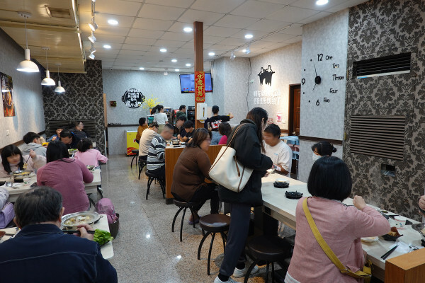 新北市蘆洲區便當價就能享用豐盛自助吧的長興路逸小鍋鍋の物,160元起自助吧吃到飽,肉片買一送一、點鍋送20元小菜折價卷