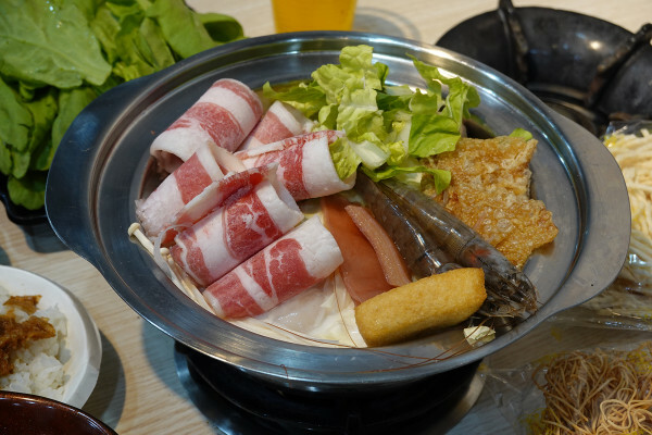 新北市蘆洲區便當價就能享用豐盛自助吧的長興路逸小鍋鍋の物,160元起自助吧吃到飽,肉片買一送一、點鍋送20元小菜折價卷