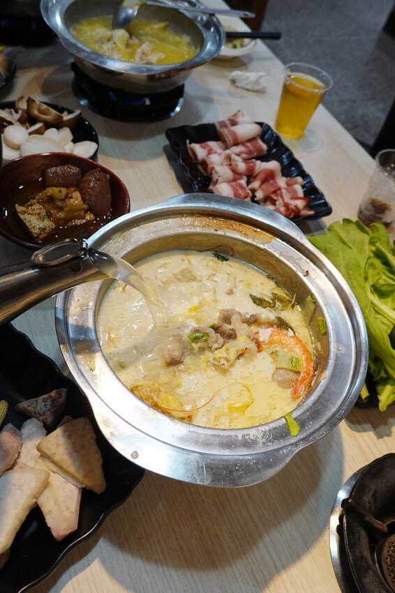 新北市蘆洲區便當價就能享用豐盛自助吧的長興路逸小鍋鍋の物,160元起自助吧吃到飽,肉片買一送一、點鍋送20元小菜折價卷