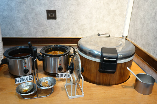 新北市蘆洲區便當價就能享用豐盛自助吧的長興路逸小鍋鍋の物,160元起自助吧吃到飽,肉片買一送一、點鍋送20元小菜折價卷